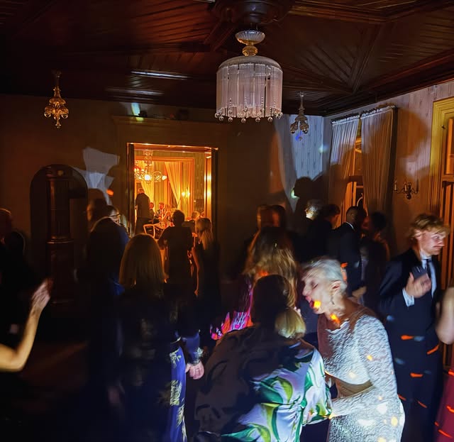 Feststemning på dansegulvet – DJ Service Oslo, 10. oktober 2026
